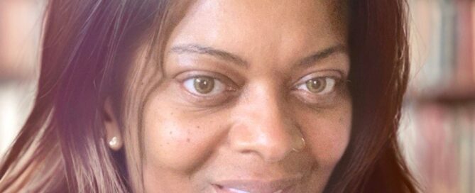 Angela Thomas Headshot